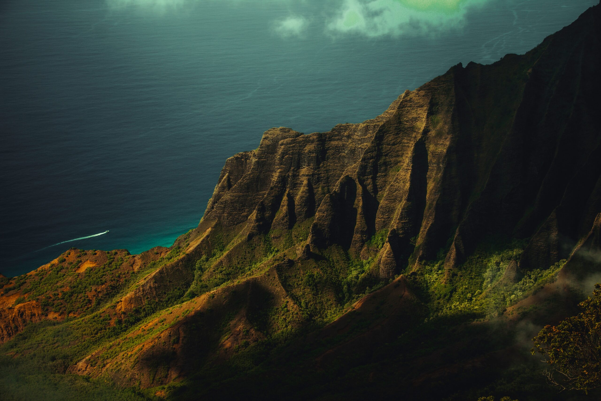 Mountain coastline overlooking the ocean in Hawaii